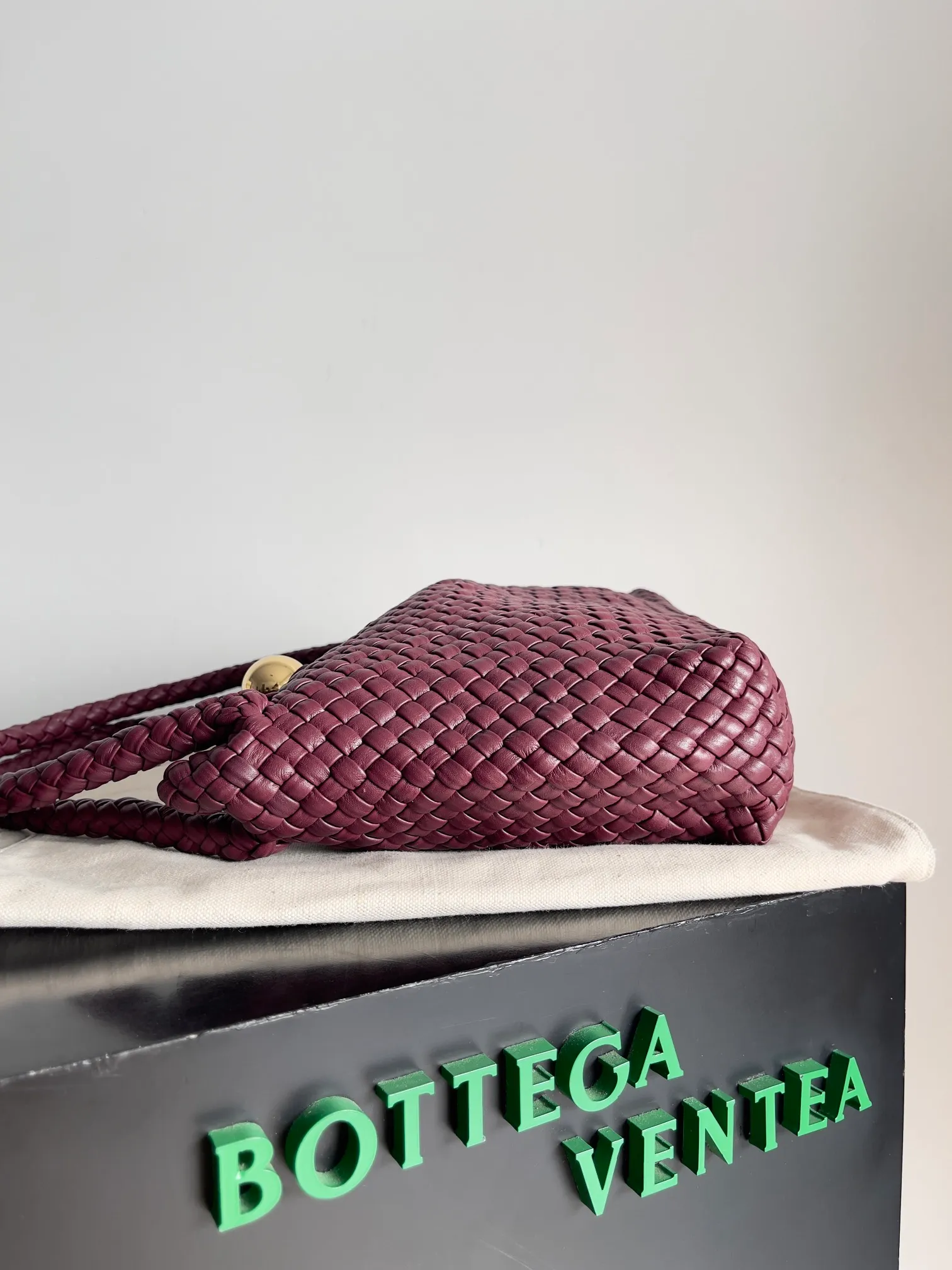Batch 5760 BV collectible small woven handbags are really YYDS!! Bottega Veneta’s most classic small woven handbags are back! ! We use the highest quality leather with the highest craftsmanship❤️ to create the most expensive works. We have created the original Intrecciato leather weaving process❤️ This unique traditional exclusive leather weaving method has not only become our logo but also reflects the time-consuming and labor-intensive craftsmanship of our products❤️ The new TOSCA handbag must be a selection worth collecting🆕⚠️⚠️Babies, malachite can be sold separately and can be assembled by yourself Style number: 716974 Size: 27*9*18cm